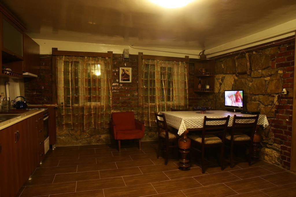 Sun Guest House Kutaissi Exterior foto
